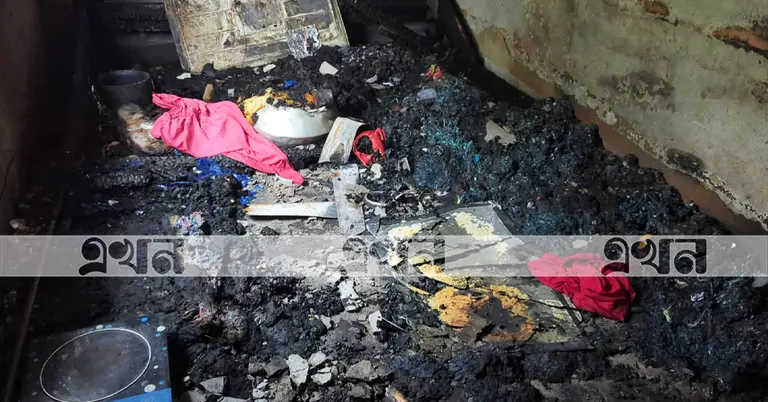 আগুনে পুড়ে যাওয়া ঘর